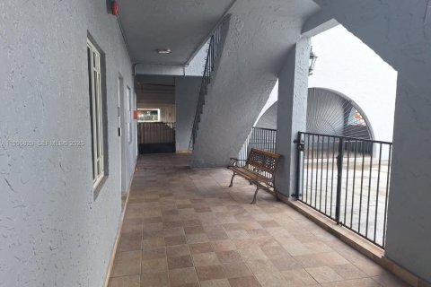 Condo in Hialeah, Florida, 2 bedrooms  № 2063091 - photo 4