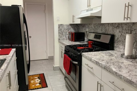 Condo in Hialeah, Florida, 2 bedrooms  № 2063091 - photo 5