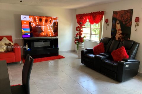 Condo in Hialeah, Florida, 2 bedrooms  № 2063091 - photo 7