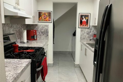 Condo in Hialeah, Florida, 2 bedrooms  № 2063091