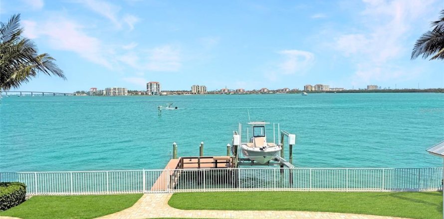 House in Tierra Verde, Florida 4 bedrooms, 308.71 sq.m. № 1679821