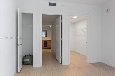 Condo in Miami, Florida, 1 bedroom  № 2050988 - photo 11