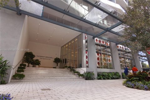 Condo in Miami, Florida, 1 bedroom  № 2050988 - photo 15