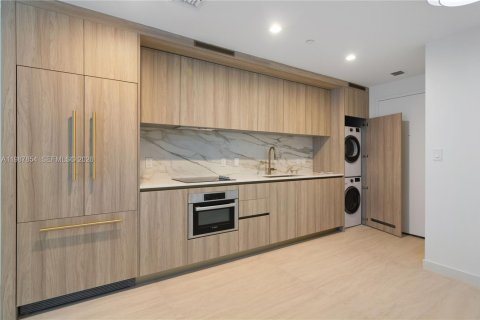 Condo in Miami, Florida, 1 bedroom  № 2050988 - photo 3