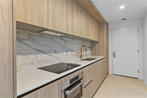 Condo in Miami, Florida, 1 bedroom  № 2050988 - photo 5