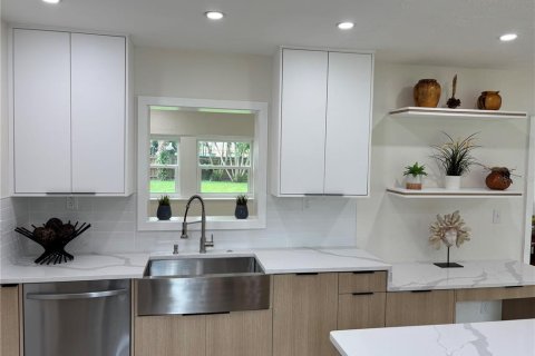House in Gulfport, Florida 2 bedrooms, 98.66 sq.m. № 1899347 - photo 7