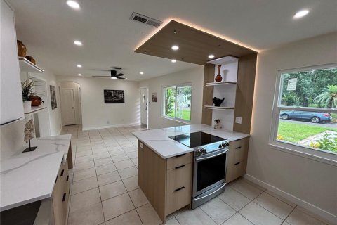 House in Gulfport, Florida 2 bedrooms, 98.66 sq.m. № 1899347 - photo 12