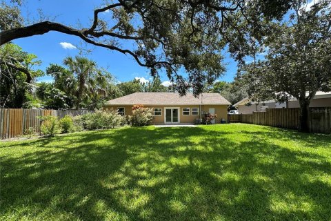 House in Gulfport, Florida 2 bedrooms, 98.66 sq.m. № 1899347 - photo 4