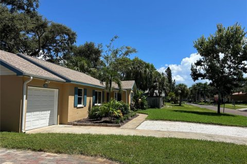 House in Gulfport, Florida 2 bedrooms, 98.66 sq.m. № 1899347 - photo 2