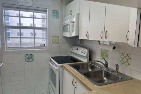 Condo in Miami Beach, Florida, 1 bedroom  № 1944068 - photo 9