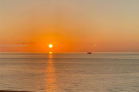 Condo in Miami Beach, Florida, 1 bedroom  № 1944068 - photo 1