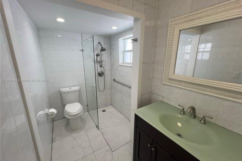 Condo in Miami Beach, Florida, 1 bedroom  № 1944068 - photo 13