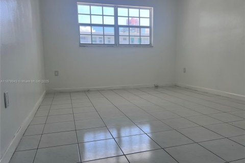 Condo in Miami Beach, Florida, 1 bedroom  № 1944068 - photo 11