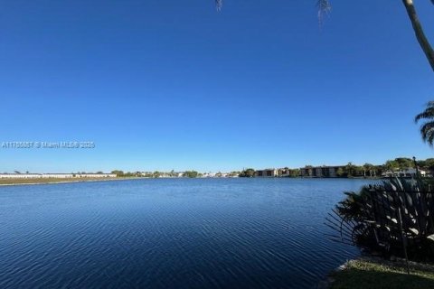 Condo in Miami, Florida, 2 bedrooms  № 1830860 - photo 16