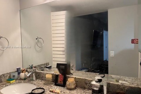 Condo in Miami, Florida, 2 bedrooms  № 1830860 - photo 7