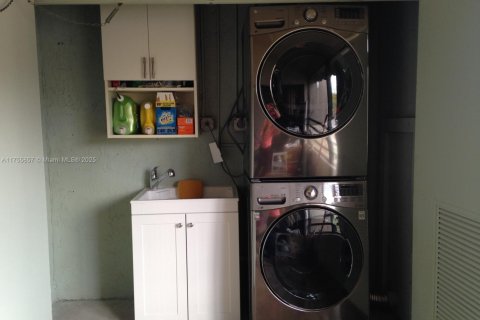 Condo in Miami, Florida, 2 bedrooms  № 1830860 - photo 12