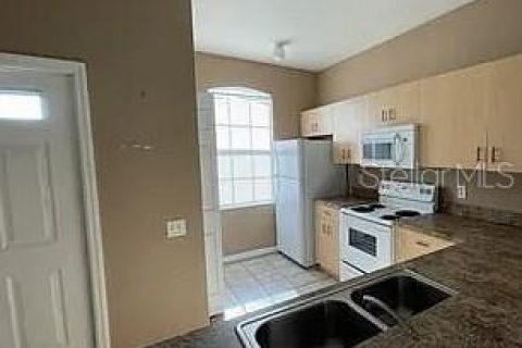 Condo in Poinciana, Florida, 2 bedrooms № 2167764 - photo 5