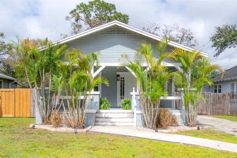 House in Tampa, Florida 4 bedrooms, 128.76 sq.m. № 1792952 - photo 1