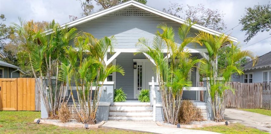 House in Tampa, Florida 4 bedrooms, 128.76 sq.m. № 1792952