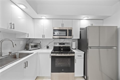 Apartamento en alquiler en Miami, Florida, 3 dormitorios, 107.02 m2 № 2054924 - foto 2