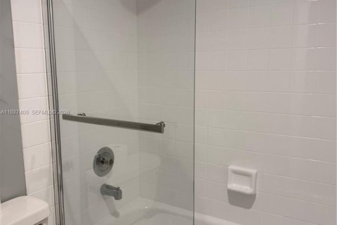 Apartamento en alquiler en Miami, Florida, 3 dormitorios, 107.02 m2 № 2054924 - foto 8