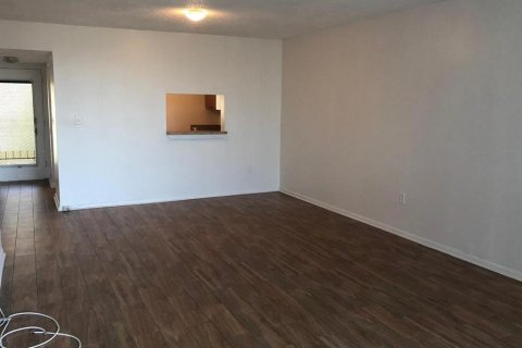 Condo in North Lauderdale, Florida, 2 bedrooms  № 2187987 - photo 2