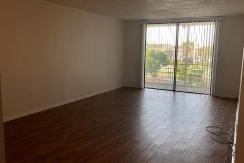 Condo in North Lauderdale, Florida, 2 bedrooms  № 2187987 - photo 3