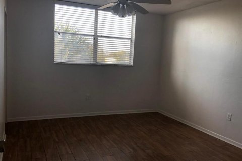 Condo in North Lauderdale, Florida, 2 bedrooms  № 2187987 - photo 4