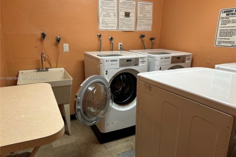 Copropriété à vendre à Hallandale Beach, Floride: 2 chambres, 130.06 m2 № 1995284 - photo 25