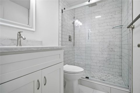 Condo in Sarasota, Florida, 2 bedrooms № 2205298 - photo 13