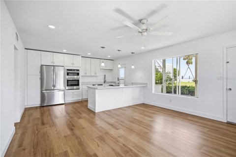 Condo in Sarasota, Florida, 2 bedrooms № 2205298 - photo 8