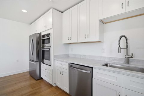 Condo in Sarasota, Florida, 2 bedrooms № 2205298 - photo 4