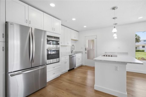 Condo in Sarasota, Florida, 2 bedrooms № 2205298 - photo 6