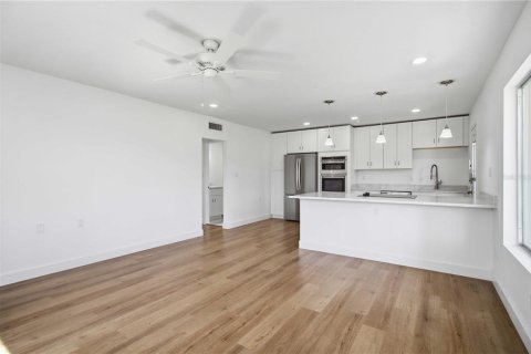 Condo in Sarasota, Florida, 2 bedrooms № 2205298 - photo 9