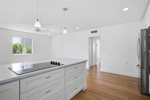 Condo in Sarasota, Florida, 2 bedrooms № 2205298 - photo 3