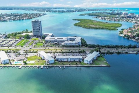 Condo in Sarasota, Florida, 2 bedrooms № 2205298
