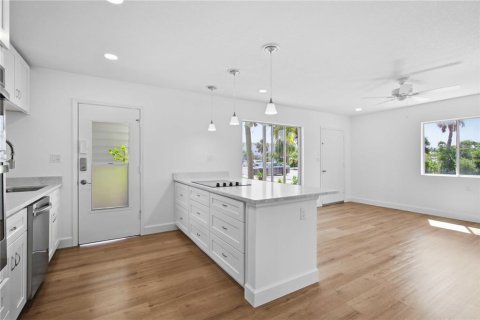 Condo in Sarasota, Florida, 2 bedrooms № 2205298 - photo 5