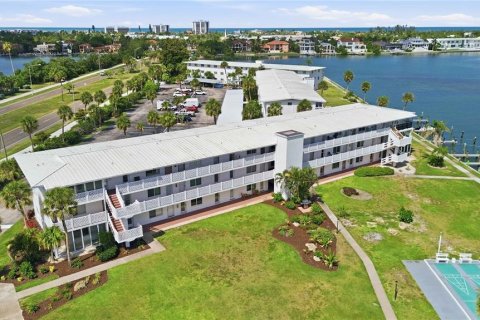 Condo in Sarasota, Florida, 2 bedrooms № 2205298 - photo 27