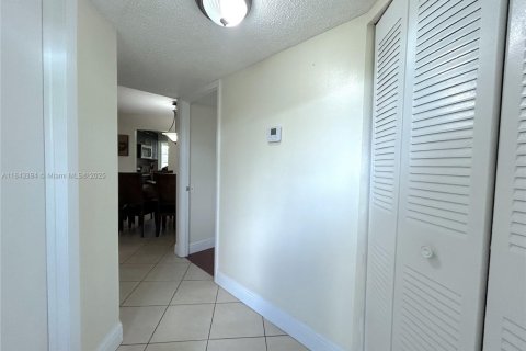 Condo in Tamarac, Florida, 2 bedrooms  № 1836492 - photo 3
