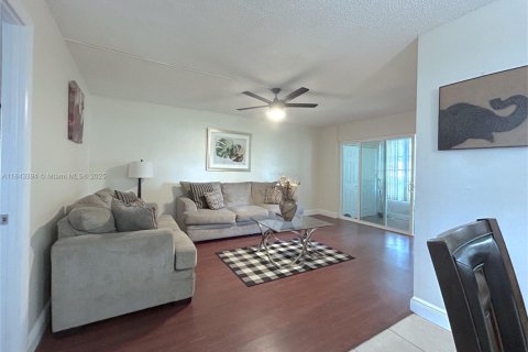 Condo in Tamarac, Florida, 2 bedrooms  № 1836492 - photo 5