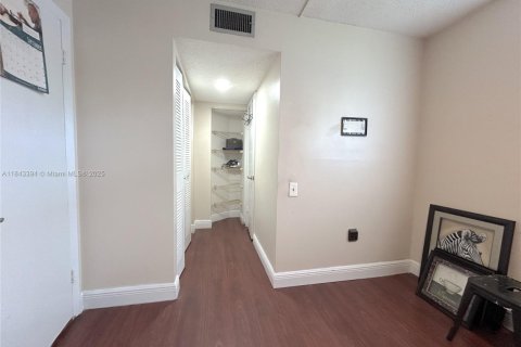 Condo in Tamarac, Florida, 2 bedrooms  № 1836492 - photo 13