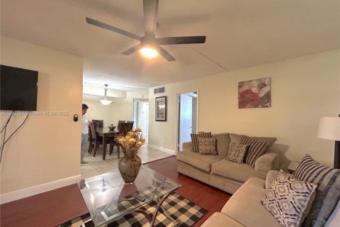 Condo in Tamarac, Florida, 2 bedrooms  № 1836492 - photo 4