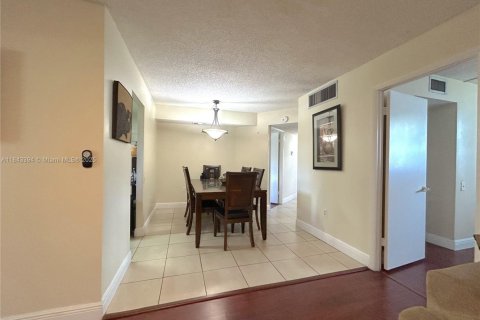 Condo in Tamarac, Florida, 2 bedrooms  № 1836492 - photo 6