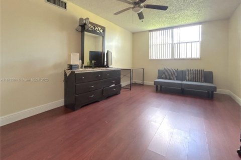 Condo in Tamarac, Florida, 2 bedrooms  № 1836492 - photo 11