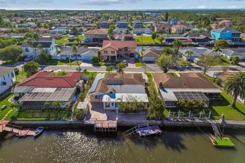 House in Port Richey, Florida 4 bedrooms, 188.03 sq.m. № 2098786