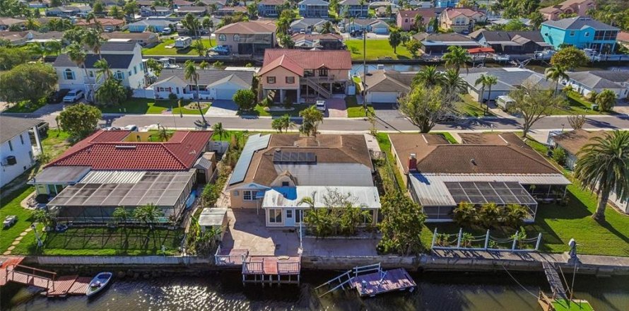 House in Port Richey, Florida 4 bedrooms, 188.03 sq.m. № 2098786