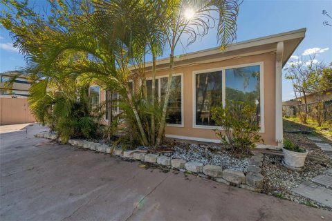 House in Port Richey, Florida 4 bedrooms, 188.03 sq.m. № 2098786 - photo 11