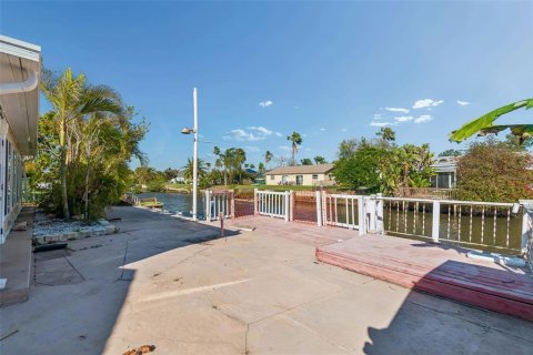 House in Port Richey, Florida 4 bedrooms, 188.03 sq.m. № 2098786 - photo 14