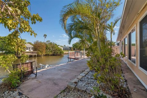 House in Port Richey, Florida 4 bedrooms, 188.03 sq.m. № 2098786 - photo 12