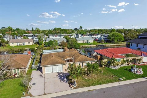 House in Port Richey, Florida 4 bedrooms, 188.03 sq.m. № 2098786 - photo 3